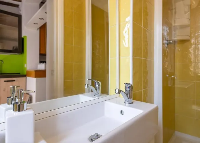Апартаменты Fascinating Attic - Up To 2 Guests - Trastevere Рим
